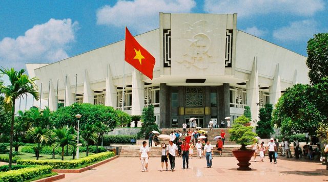 Bảo Tàng Đông Khách Tham Quan
