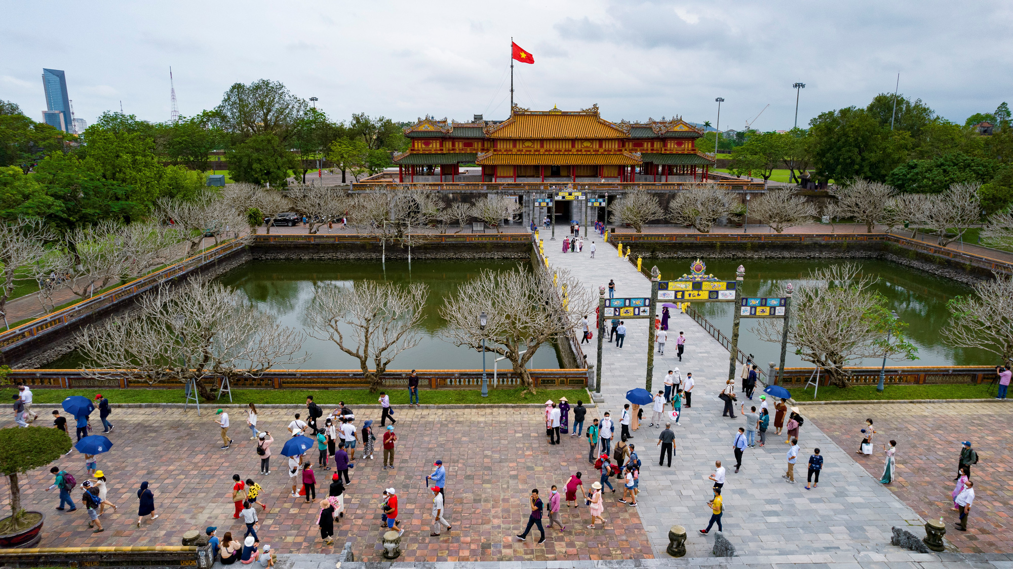 Khách Tham Quan Khu Di Tích Lịch Sử