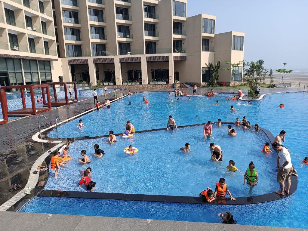 Lượng khách ra vào nhiều